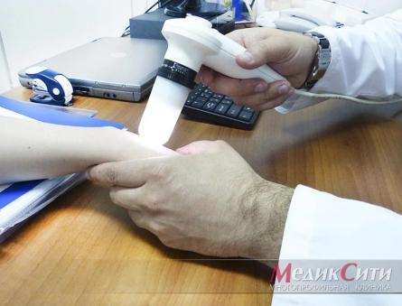 طبيب الأمراض الجلدية يقوم بتحديد موعد في العيادة