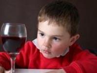 Alkoolizmi në fëmijëri: shkaqet, simptomat dhe trajtimi